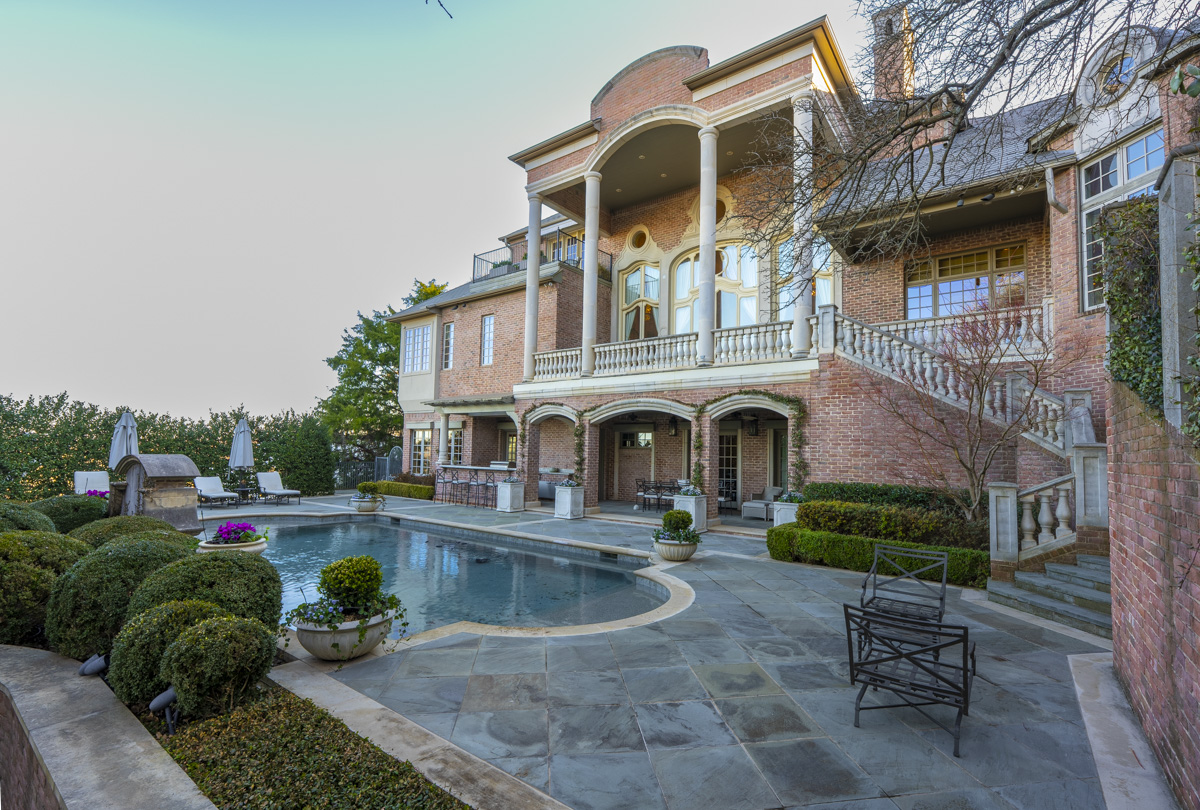 La piscine et la terrasse