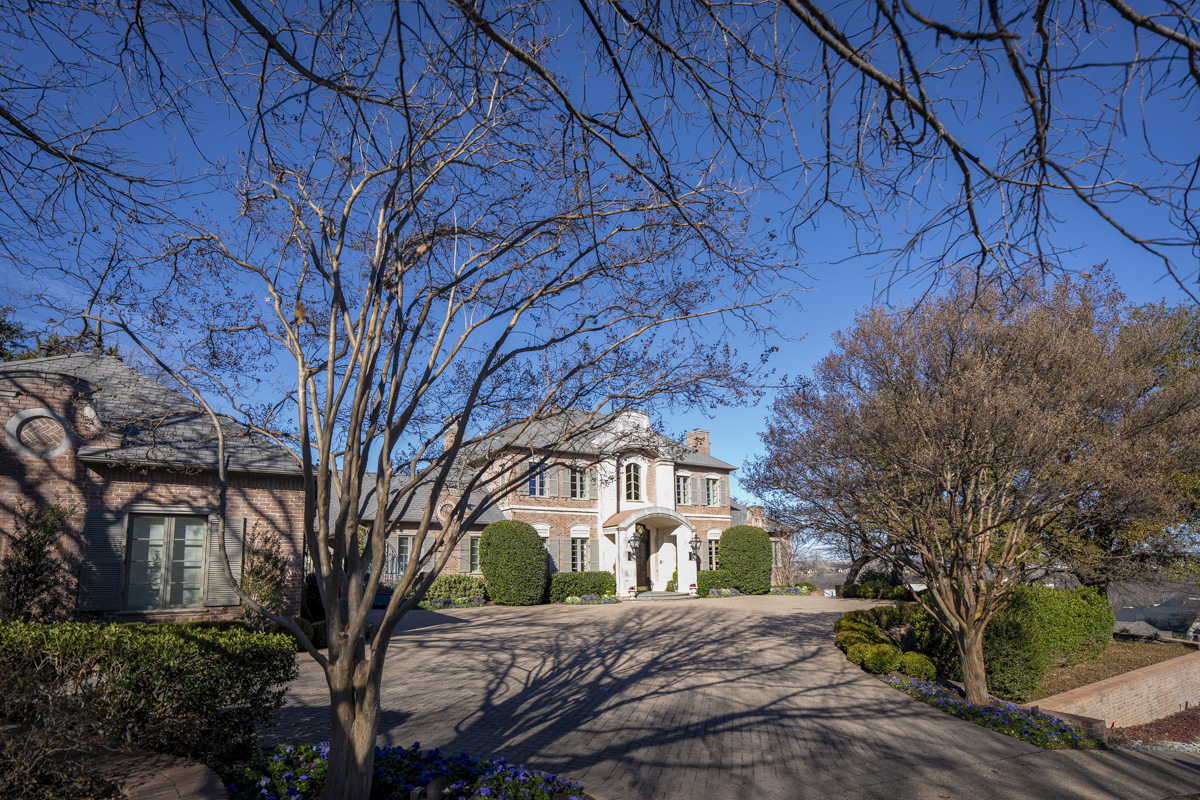 La façade principale avec cour