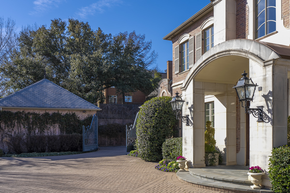 L'entrée garage et cour